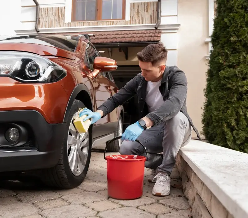 Lavage auto à domicile Saint-Éloy-les-Mines : professionnel intervenant sur un véhicule